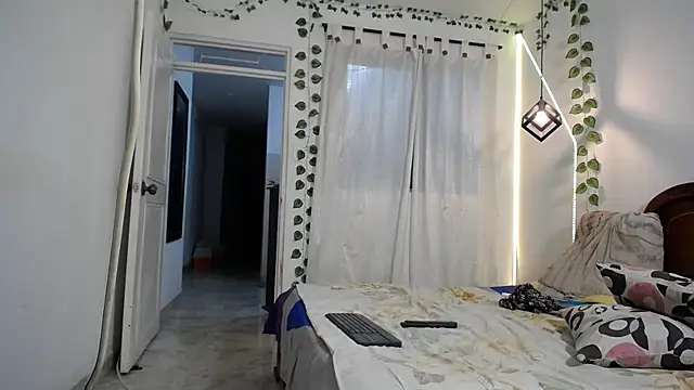 ivonne  hott1 online show from 12/20/25, 12:57