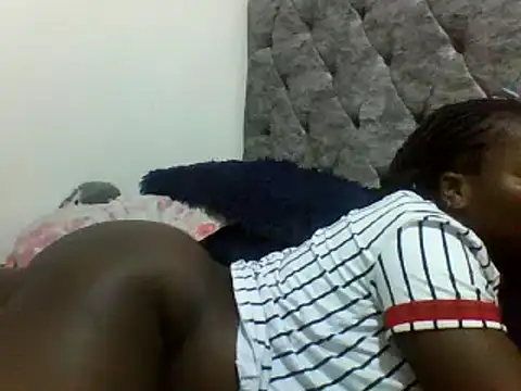 Snapshot of nelly-queen chatting on 02/14/25, 07:02 nelly-queen online show from 02/14/25, 07:02