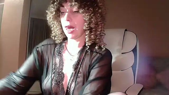 Snapshot of Roxolana_Drim chatting on 12/15/25, 09:37 Roxolana Drim online show from 12/15/25, 09:37