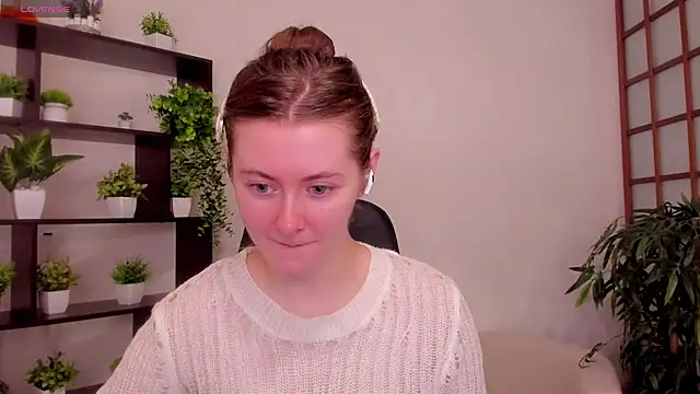 Snapshot of KateCuddle chatting on 08/04/26, 02:05 KateCuddle online show from 08/04/26, 02:05