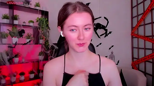 Snapshot of KateCuddle chatting on 10/29/25, 02:43 KateCuddle online show from 10/29/25, 02:43