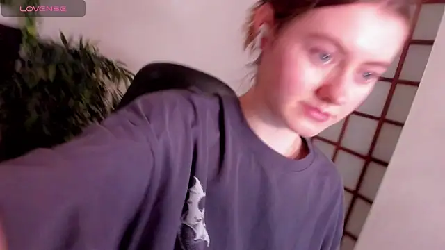 Snapshot of KateCuddle chatting on 12/19/25, 02:26 KateCuddle online show from 12/19/25, 02:26