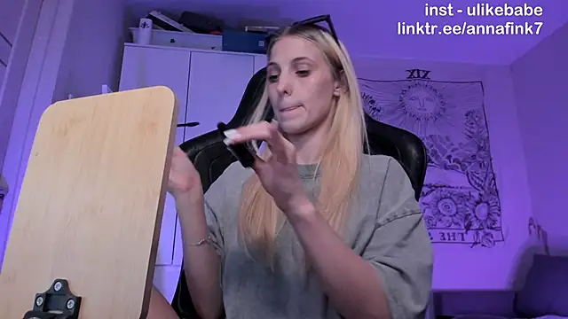 Snapshot of Anna_Fink chatting on 09/19/25, 07:29 Anna Fink online show from 09/19/25, 07:29