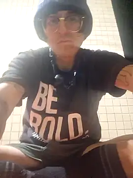 Snapshot of shaved chatting on 11/26/25, 06:57 shaved online show from 11/26/25, 06:57