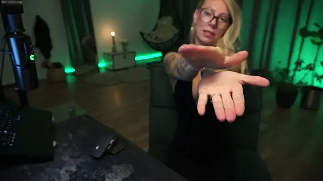 LaraPunkt online show from 10/08/25, 08:05