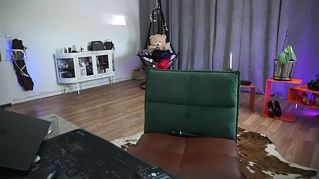 LaraPunkt online show from 04/08/26, 08:16