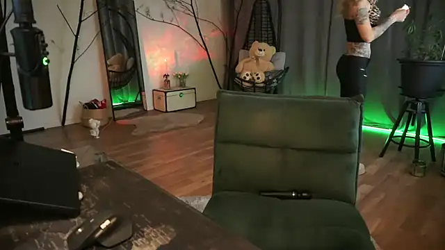 LaraPunkt online show from 11/27/25, 09:43