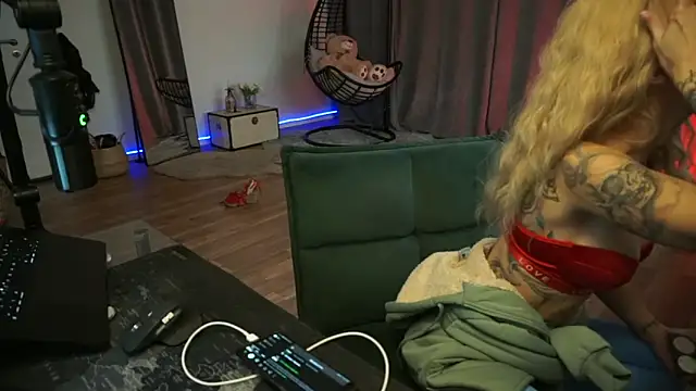 LaraPunkt online show from 10/15/25, 06:33