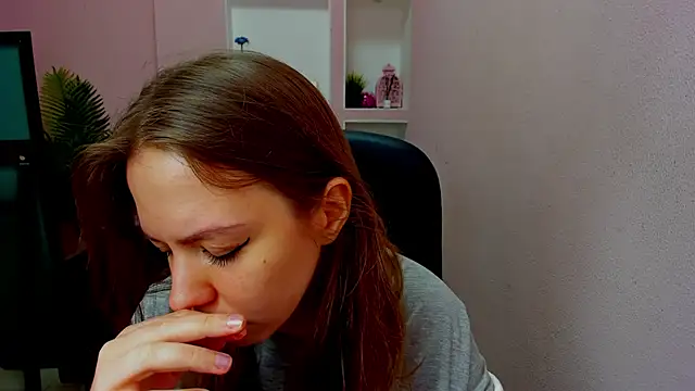 Snapshot of Persephoni chatting on 11/17/25, 01:26 Persephoni online show from 11/17/25, 01:26