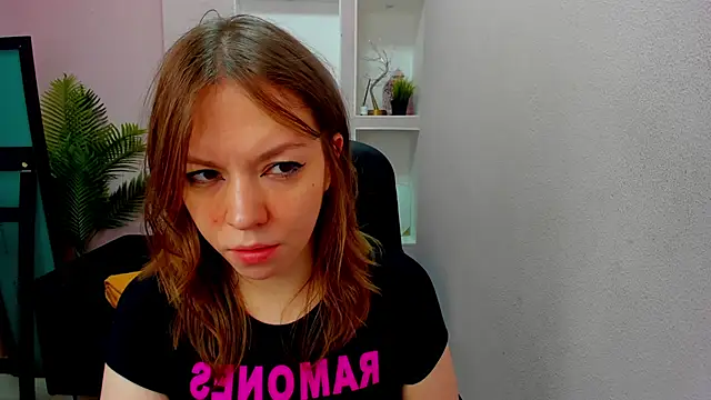 Snapshot of Persephoni chatting on 12/21/25, 08:42 Persephoni online show from 12/21/25, 08:42