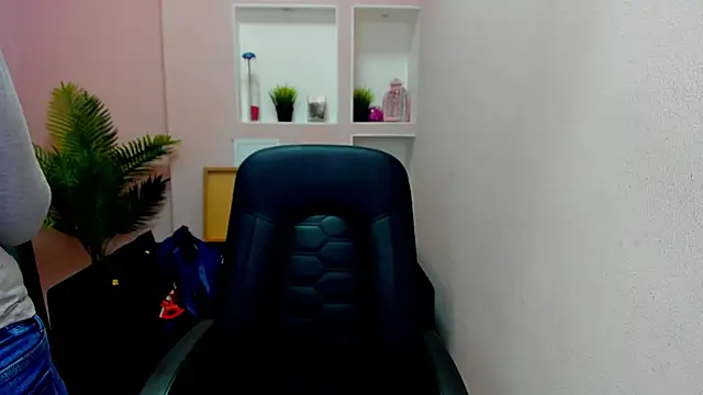 Snapshot of Persephoni chatting on 10/26/25, 03:56 Persephoni online show from 10/26/25, 03:56