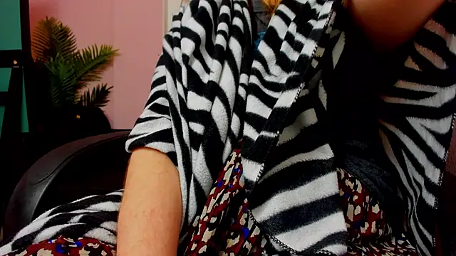 Snapshot of Persephoni chatting on 09/13/25, 04:01 Persephoni online show from 09/13/25, 04:01