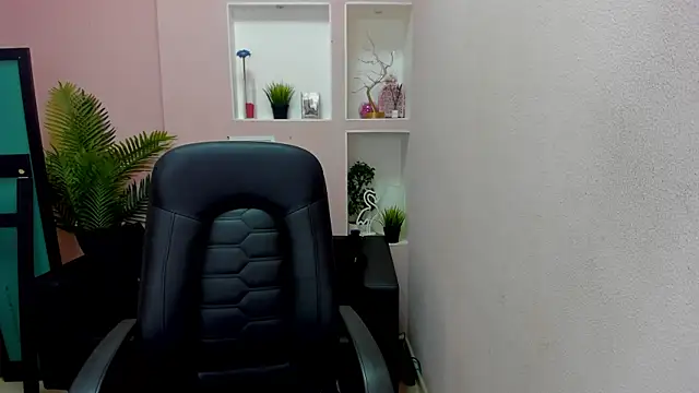 Snapshot of Persephoni chatting on 12/19/25, 05:32 Persephoni online show from 12/19/25, 05:32