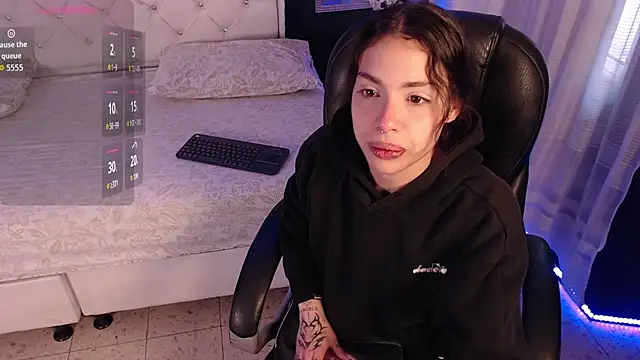 Snapshot of LiaVillalobos chatting on 10/15/25, 12:57 LiaVillalobos online show from 10/15/25, 12:57