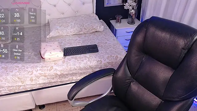 Snapshot of LiaVillalobos chatting on 10/10/25, 12:39 LiaVillalobos online show from 10/10/25, 12:39