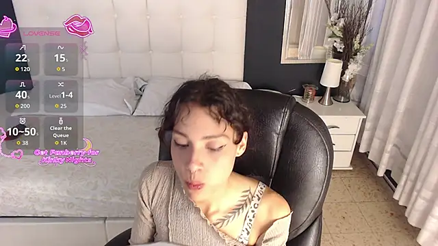 Snapshot of LiaVillalobos chatting on 12/17/25, 02:11 LiaVillalobos online show from 12/17/25, 02:11