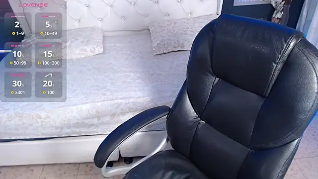 Snapshot of LiaVillalobos chatting on 09/27/25, 12:33 LiaVillalobos online show from 09/27/25, 12:33