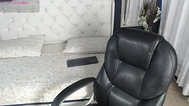 Snapshot of LiaVillalobos chatting on 09/25/25, 11:16 LiaVillalobos online show from 09/25/25, 11:16