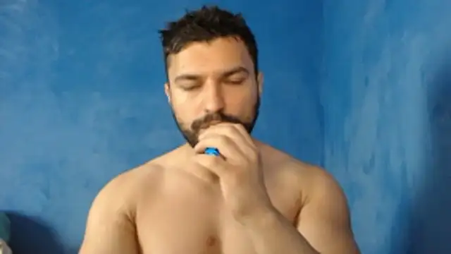Snapshot of alex_blu chatting on 06/13/26, 03:32 alex blu online show from 06/13/26, 03:32
