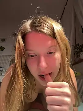 Snapshot of kimczii chatting on 03/17/25, 10:27 kimczii online show from 03/17/25, 10:27