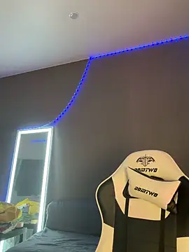 julia fly online show from 02/24/26, 08:37