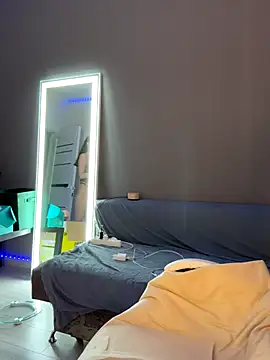 julia fly online show from 12/02/25, 08:49