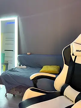 julia fly online show from 11/28/25, 09:53