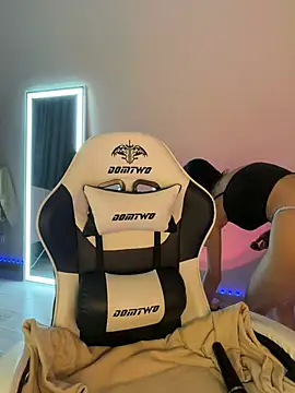 julia fly online show from 04/08/26, 06:04