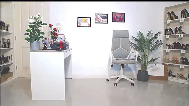 Hotbeebee online show from 03/09/25, 09:35