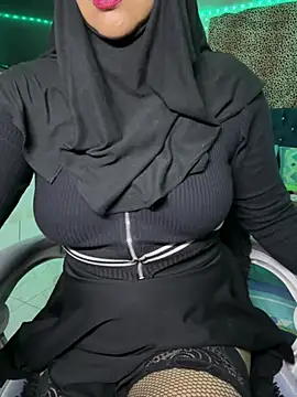 Snapshot of Jameela chatting on 04/28/26, 10:47 Jameela online show from 04/28/26, 10:47