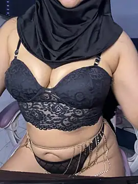 Snapshot of Jameela chatting on 05/21/26, 11:35 Jameela online show from 05/21/26, 11:35