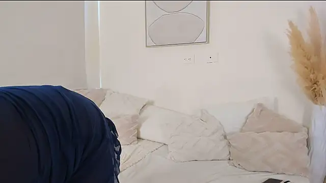 ZOEGARNER01 online show from 12/17/25, 07:30