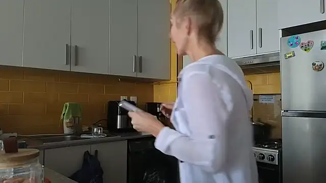 Snapshot of Allys chatting on 10/02/25, 05:22 Allys online show from 10/02/25, 05:22