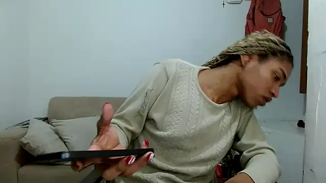 Snapshot of angelamarie1 chatting on 12/18/25, 04:06 angelamarie1 online show from 12/18/25, 04:06