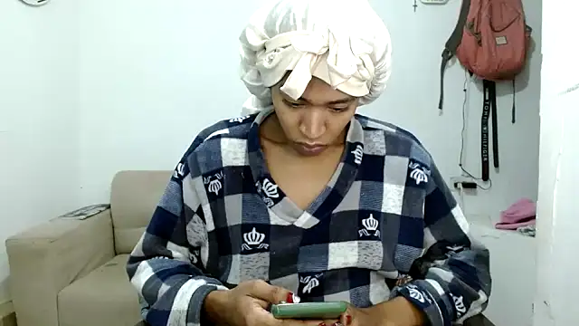 Snapshot of angelamarie1 chatting on 12/05/25, 11:20 angelamarie1 online show from 12/05/25, 11:20