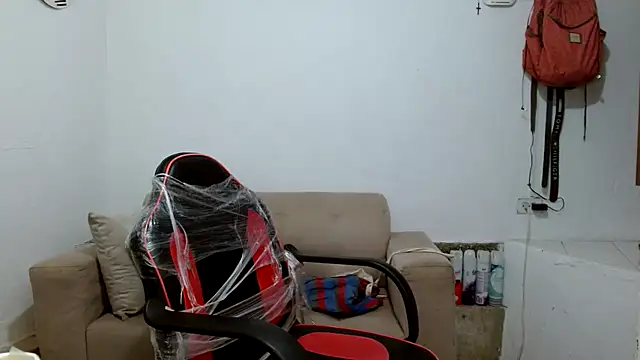 Snapshot of angelamarie1 chatting on 12/16/25, 10:41 angelamarie1 online show from 12/16/25, 10:41