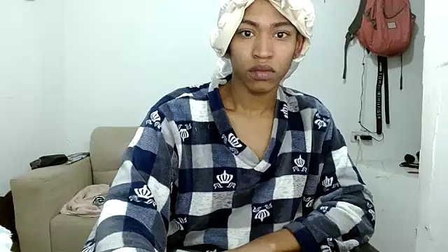 Snapshot of angelamarie1 chatting on 12/04/25, 01:21 angelamarie1 online show from 12/04/25, 01:21