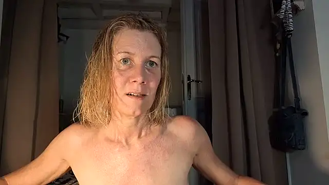 Snapshot of Lola_Belgium chatting on 06/27/26, 01:17 Lola Belgium online show from 06/27/26, 01:17