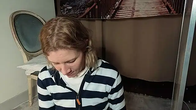 Snapshot of Lola_Belgium chatting on 04/27/26, 04:27 Lola Belgium online show from 04/27/26, 04:27