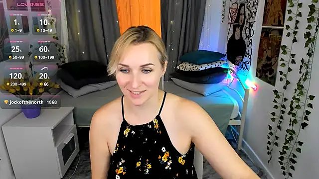 Snapshot of Karinella_x chatting on 03/03/25, 12:23 Karinella x online show from 03/03/25, 12:23