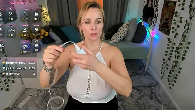 Snapshot of Karinella_x chatting on 03/10/25, 03:56 Karinella x online show from 03/10/25, 03:56