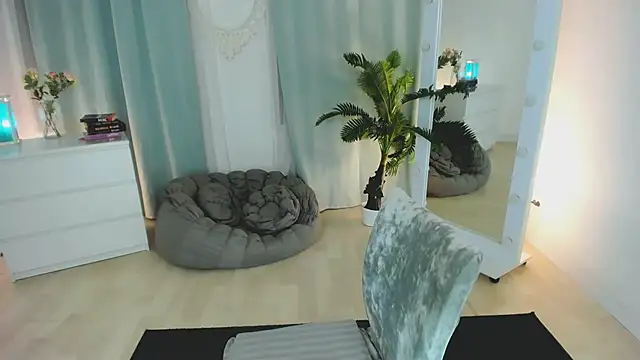 Snapshot of Karinella_x chatting on 05/31/26, 12:00 Karinella x online show from 05/31/26, 12:00