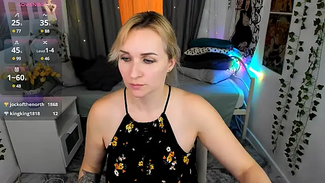 Snapshot of Karinella_x chatting on 03/03/25, 03:27 Karinella x online show from 03/03/25, 03:27