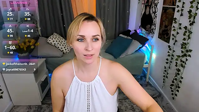 Snapshot of Karinella_x chatting on 03/22/25, 12:17 Karinella x online show from 03/22/25, 12:17