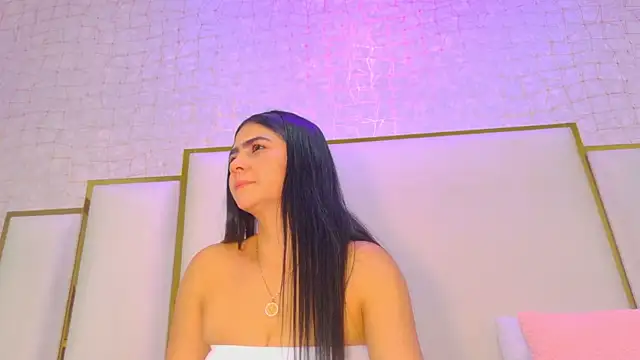 Snapshot of paola_rodriguez chatting on 06/19/26, 11:49 paola rodriguez online show from 06/19/26, 11:49
