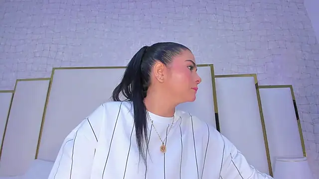 Snapshot of paola_rodriguez chatting on 11/11/25, 10:54 paola rodriguez online show from 11/11/25, 10:54