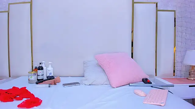 Snapshot of paola_rodriguez chatting on 11/18/25, 11:24 paola rodriguez online show from 11/18/25, 11:24