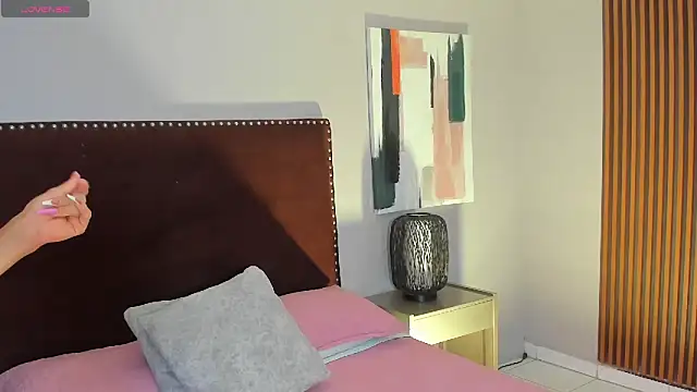 LauraAristizabal online show from 10/17/25, 12:40