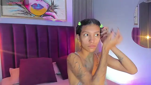 LauraAristizabal online show from 10/28/25, 12:59