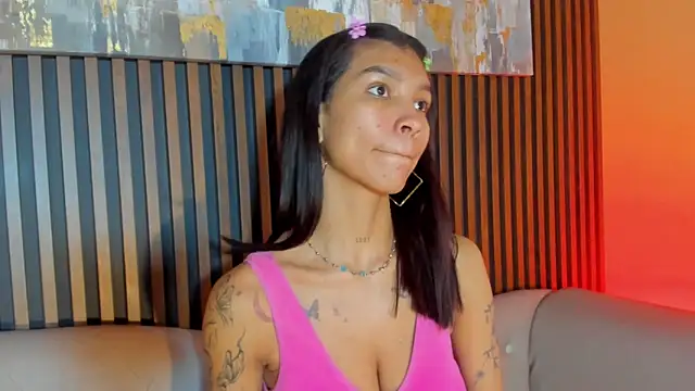 LauraAristizabal online show from 12/17/25, 12:43